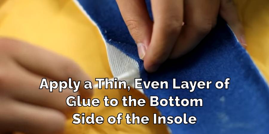 Apply a Thin, Even Layer of
Glue to the Bottom
Side of the Insole